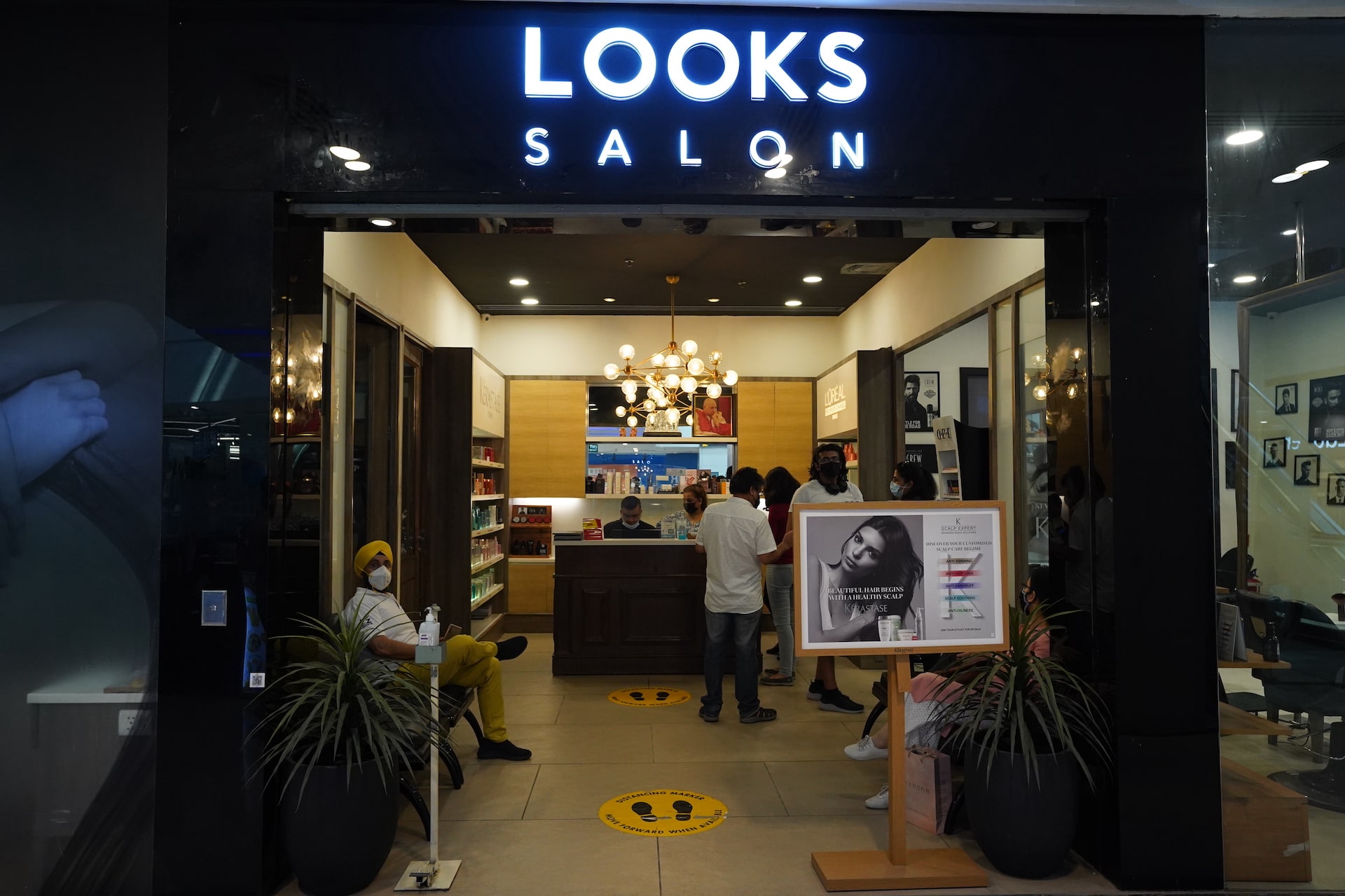 looks-unisex-salon-dlf-mall-of-india